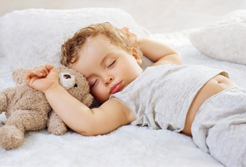 Enfant qui dort sereinement