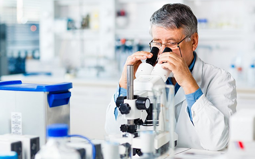 Scientifique dans un laboratoire