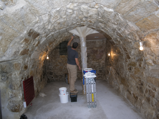 Application traitement sur le mur d'une cave